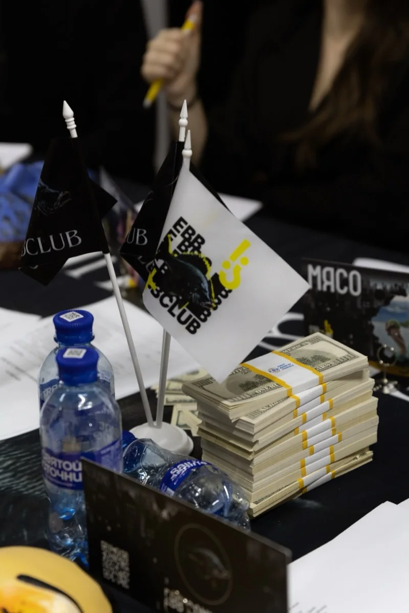 Реквизит стола EBBCLUB: флаги, QR и атмосфера Мафии Баланса