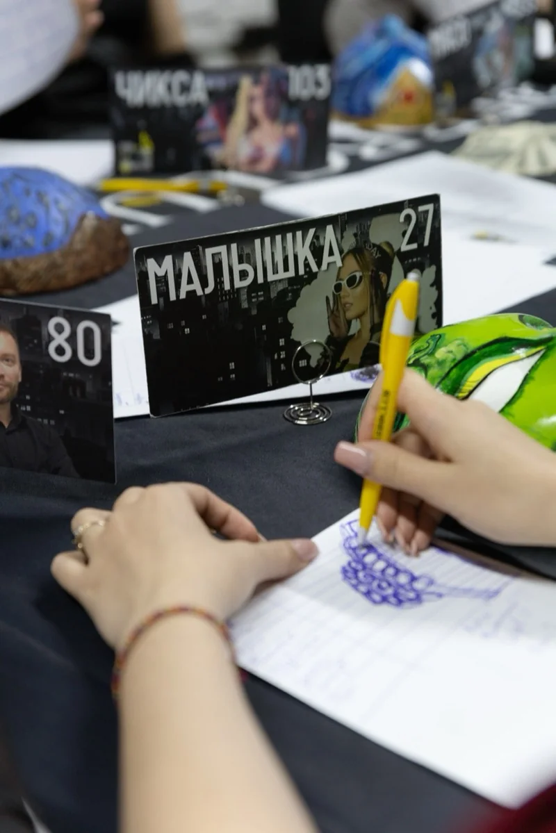 Игровой стол: карточки игроков и записи во время партии
