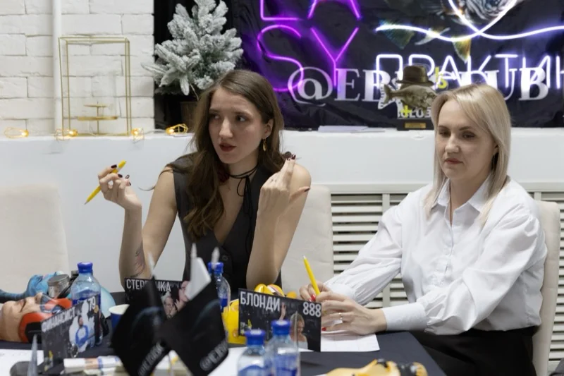 Игроки EBBCLUB за столом мафии в Новосибирске
