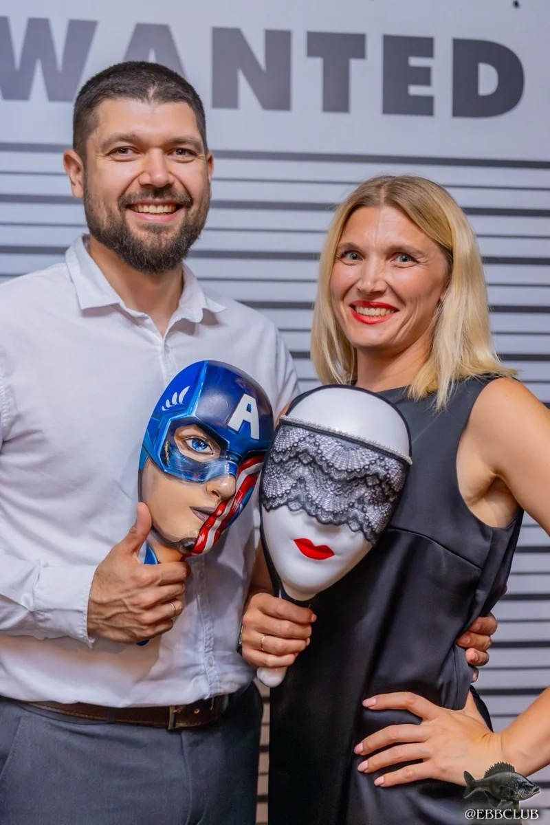 Участники EBBCLUB с флагом клуба после вечера мафии в Новосибирске