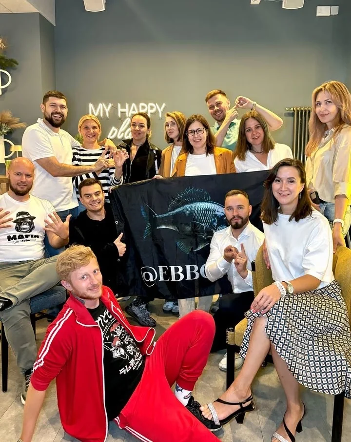 Комьюнити EBBCLUB с флагом клуба — групповое фото после вечера мафии