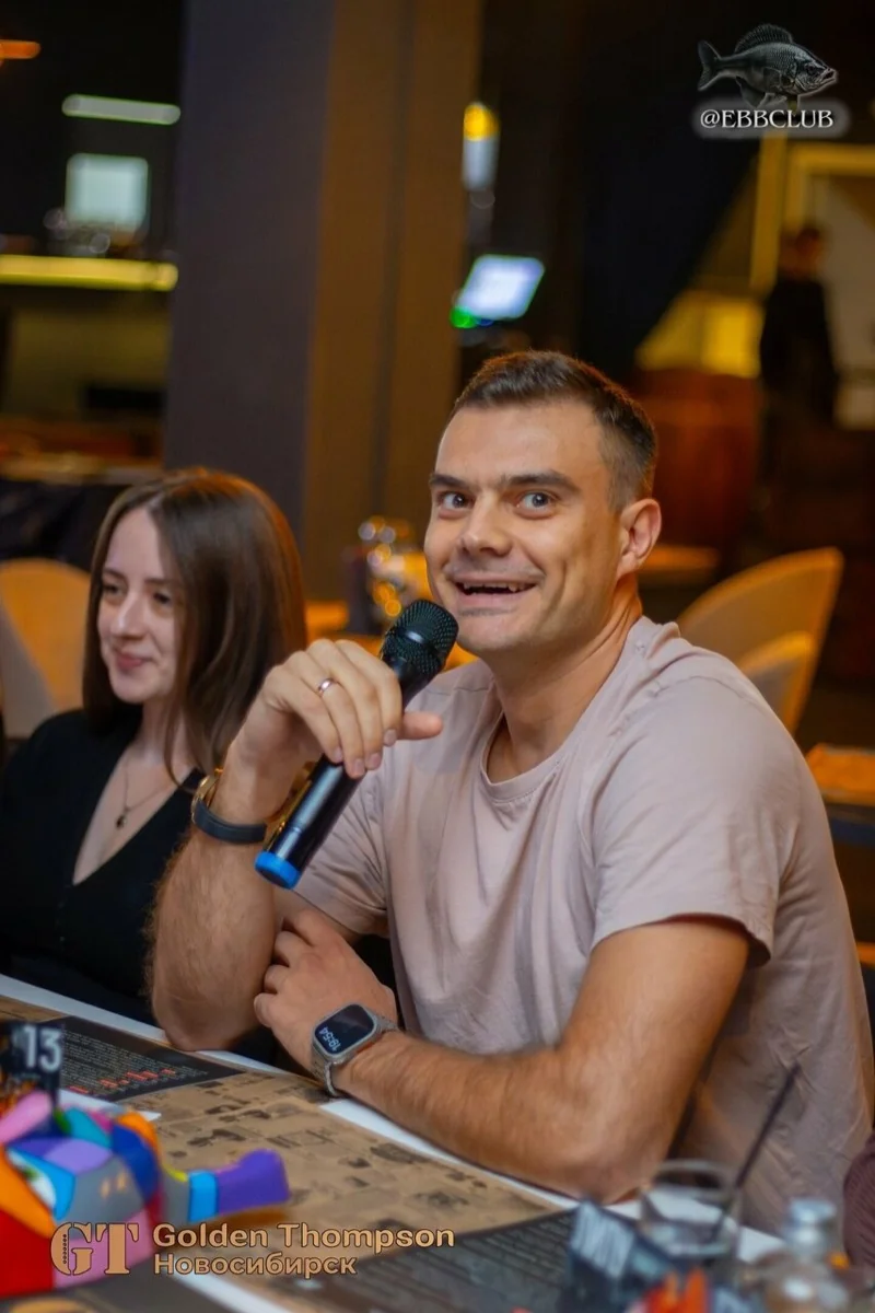 Игрок EBBCLUB с микрофоном за столом — речь в партии «Мафии Баланса»